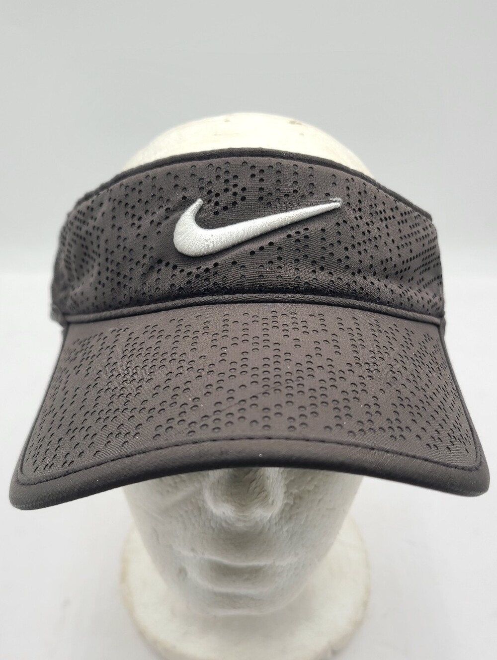 B55 Nike Golf Hat Womens Black Visor Perforated Strapback Swoosh Logo Activewear